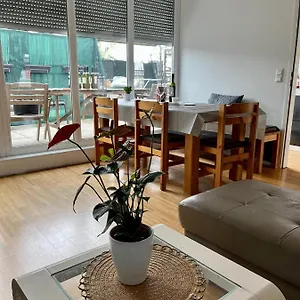 Dachgeschosswohnung Mit Kostenlosem Parkplatz ! Apartment